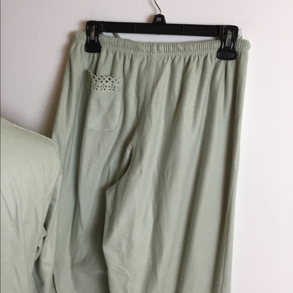 TJ Max green M 2 piece pajama set w/cutoff detail - Picture 5 of 15